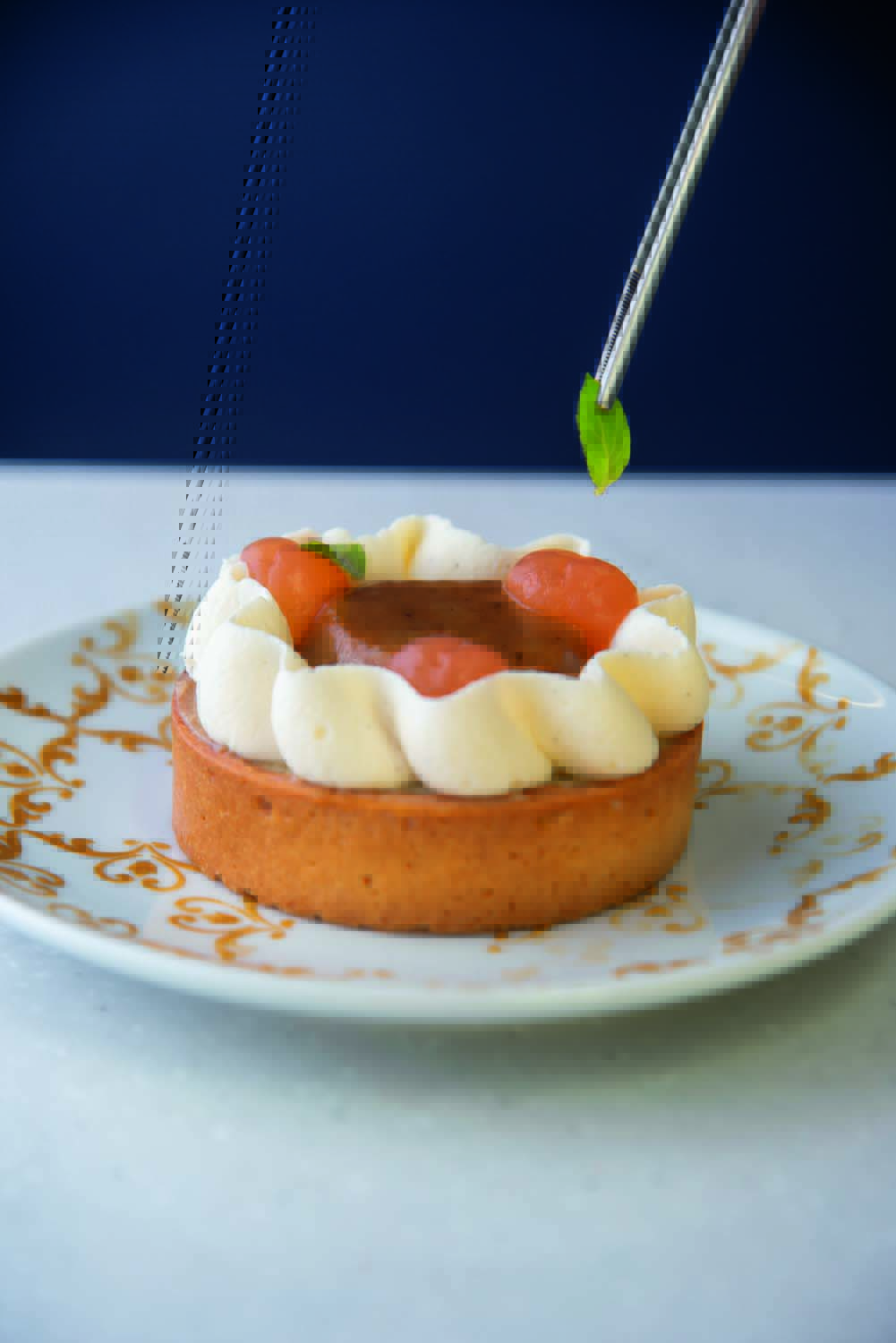 MAG Market Prato de louça branca e laranja com tortinha de maçã.