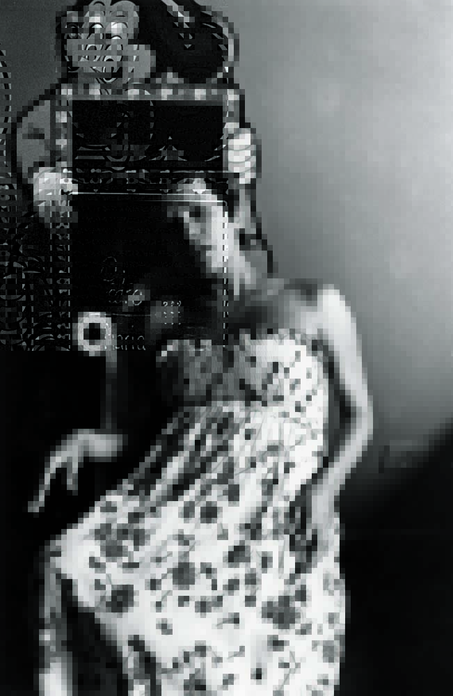 Elis Regina Imagem em preto e branco mostra mulher sentada em poltrona