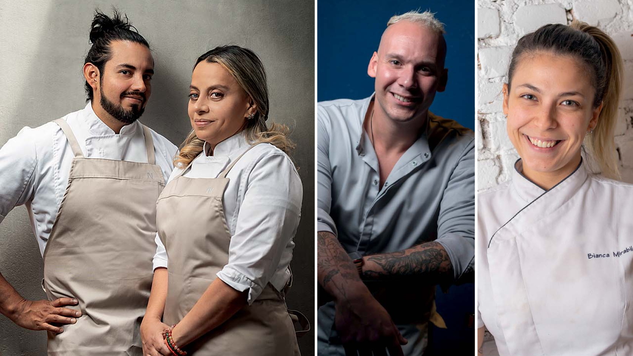 Casal de chefs brancos à esquerda. Homem branco de camisa social em fundo azul ao centro. Mulher branca de dólmã à direita.
