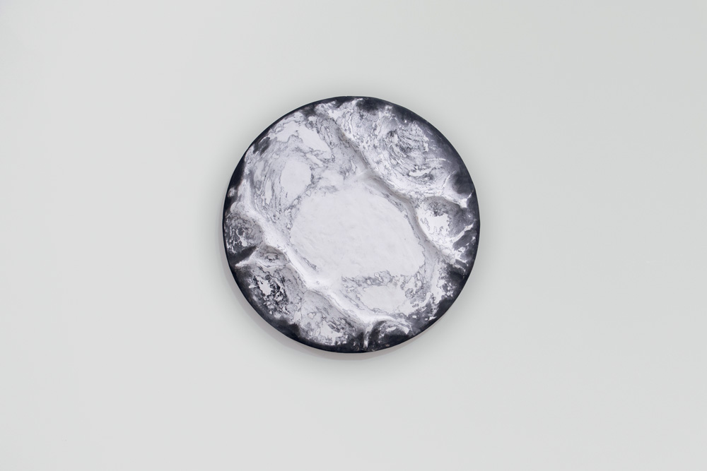 Imagem mostra obra circular com desenho branco