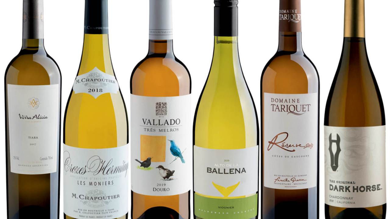 Montagem com fundo branco com seis garrafas de vinho branco.