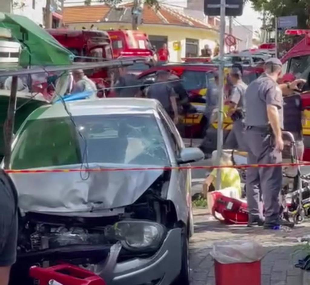 Carro invade barraca de pastel na Zona Leste e deixa dez feridos