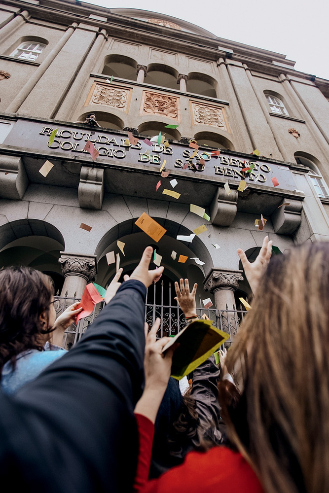 MIMO Festival Imagem mostra papéis sendo lançados de janela de edifício