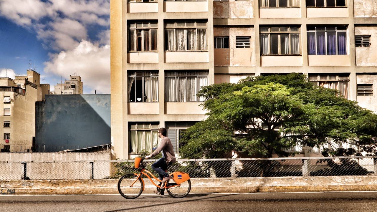 Ciclista andando pelo Minhocão, na região central da cidade