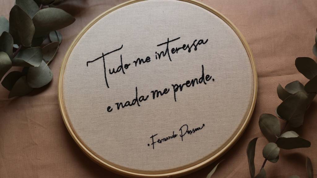 Portugal 360 Tecido bordado com parte de poema de Fernando Pessoa.