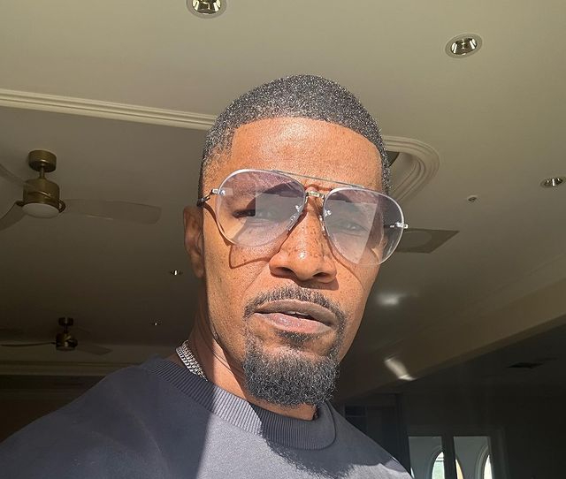 Um homem negro com óculos de sol no sol