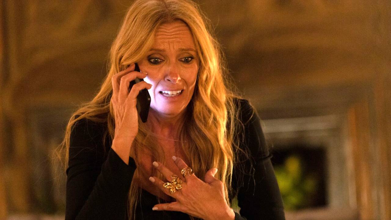 Mulher loira falando ao telefone preocupada