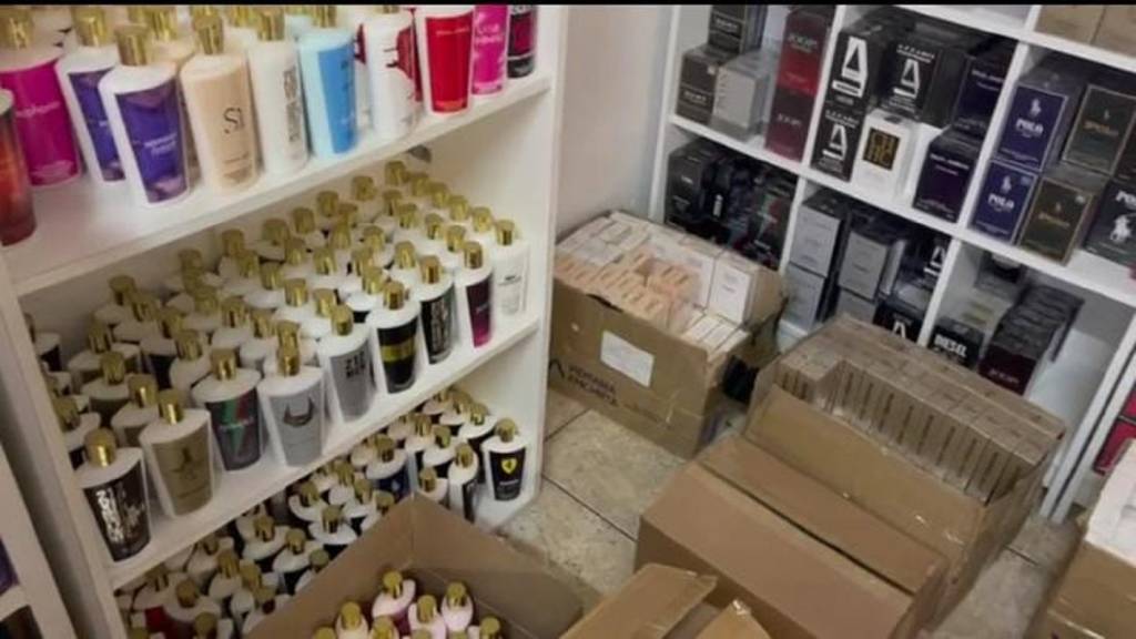 Polícia apreende 8 mil frascos de perfumes falsificados na Zona Sul