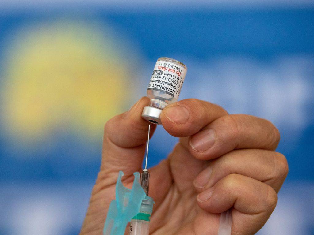 Capital estende aplicação da Pfizer bivalente para população maior de 18