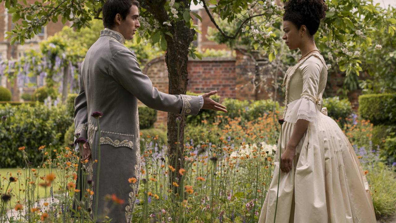 Casal se encontra em campo florido