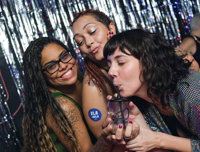 stereo 6 – ft caio luccas (Simone Bispo, Erika Novaes e Lais Fraga).jpg Criados da Stereo: Simone, Erika e Laís celebram a diversidade, com dinâmicas como um adesivo com seus pronomes de preferência