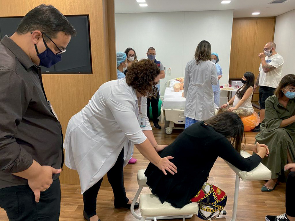 treinamento Grupo Santa Joana Divulgação.jpeg Médica dá instruções a mulher grávida em treinamento.