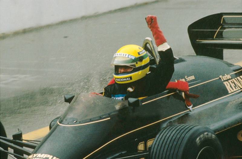 Metrô de SP estreia exposição em homenagem a Ayrton Senna