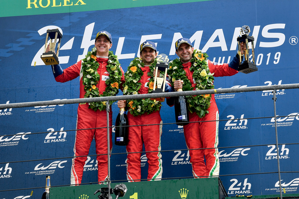 AlessandroPierGuidiJamesCaladoeDanielSerraFerrariDivulgação.jpg Da esquerda para a direita, os pilotos Alessandro Pier Guidi, James Calado e o brasileiro Daniel Serra, vencedores da edição 2019 da Le Mans, principal etapa de prova de resistência da FIA
