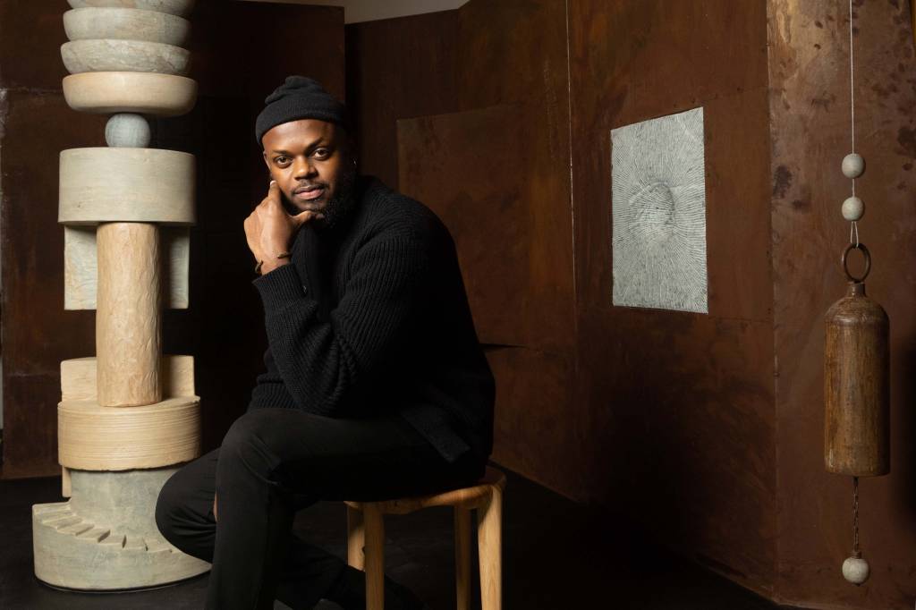 Instalação de Daniel Jorge na CASACOR inclui dois móbiles de pedra