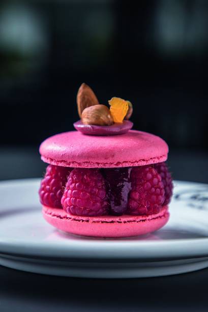 Macaron: recheado de creme de confeiteiro, geleia de framboesa e a fruta fresca