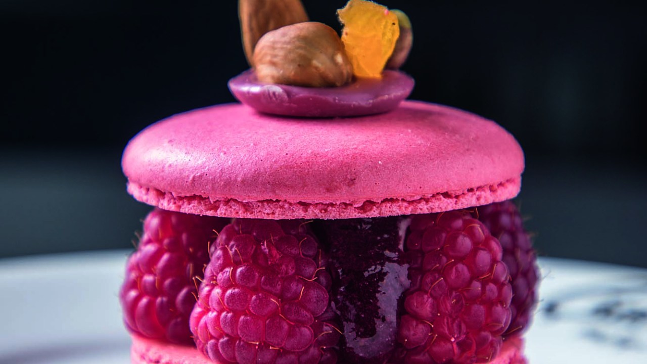 Macaron rosa recheado de framboesas e geleia.