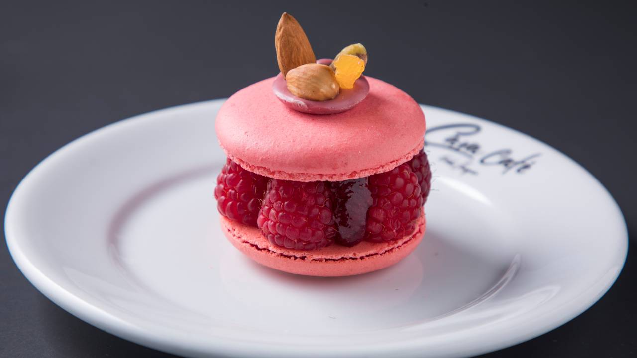 Macaron rosa recheado de framboesas e geleia.