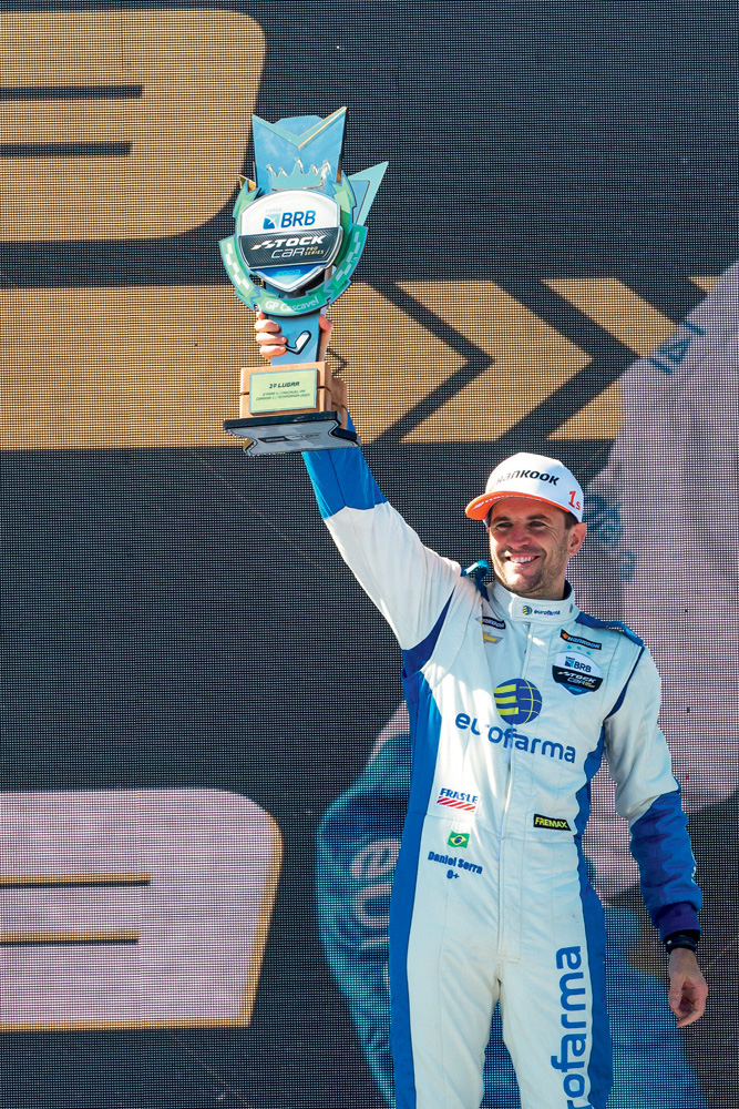 © 2023 Luís França – www.luisfranca.net – Direitos reservados. Com a vitória em Cascavel (PR) no dia 18 de junho, o piloto Daniel Serra, da equipe Eurofarma-RC, pulou para o quarto lugar no campeonato