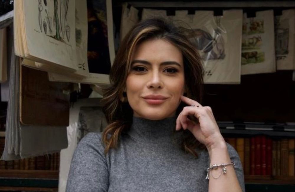 Michelle Loreto, da TV Globo, anuncia que está grávida pela primeira vez