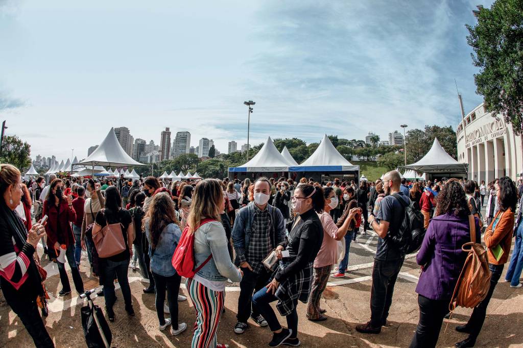 Feira do Livro reúne programação com mais de 60 autores no Pacaembu