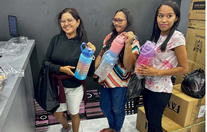 Requisitadas: filas para comprar garrafas são comuns na 25 de Março