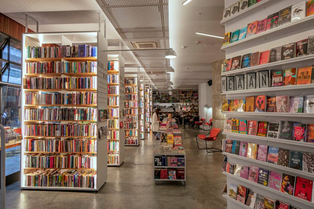 Megafauna – Arena da Palavra (Francio Holanda-Divulgação) Foto de ambiente de livraria com prateleiras brancas e iluminadas.