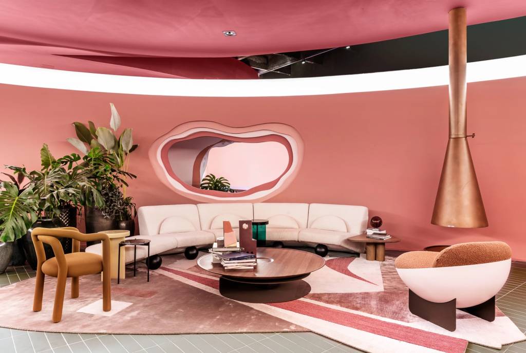 Ricardo Abreu - Casa Coral. Rosa é a cor predominante no projeto criado por Ricardo Abreu. Idealizado para uma mulher de 64 anos, mesma idade da personagem Barbie, o espaço exibe uma arquitetura lúdica e futurista, que faz referência ao universo do plástico usado na fabricação da boneca. Uma composição de cinco paredes abraça o ambiente e serve de metáfora às diversas camadas da vida da moradora. O colorido dessas superfícies se espalha pelos demais elementos. 