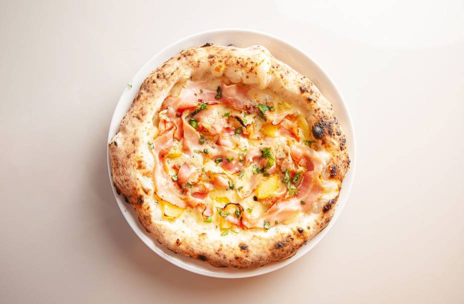 Pancetta e patate: pancetta, muçarela fior di latte, batata assada e queijo gorgonzola Pancetta e patate: pancetta, muçarela fior di latte, batata assada e queijo gorgonzola