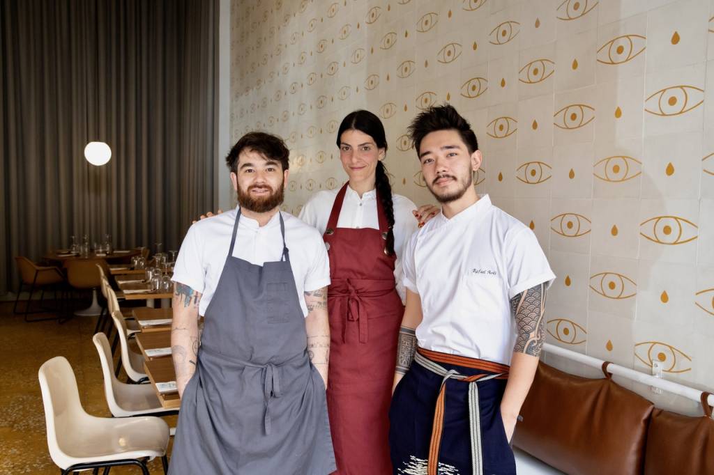 Raphael Vieira, do 31, cozinha com Mari Sciotti e Rafael Aoki, do Quincho