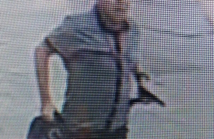 Imagem de Ricardo de Oliveira Dias com uma arma de fogo na mão.