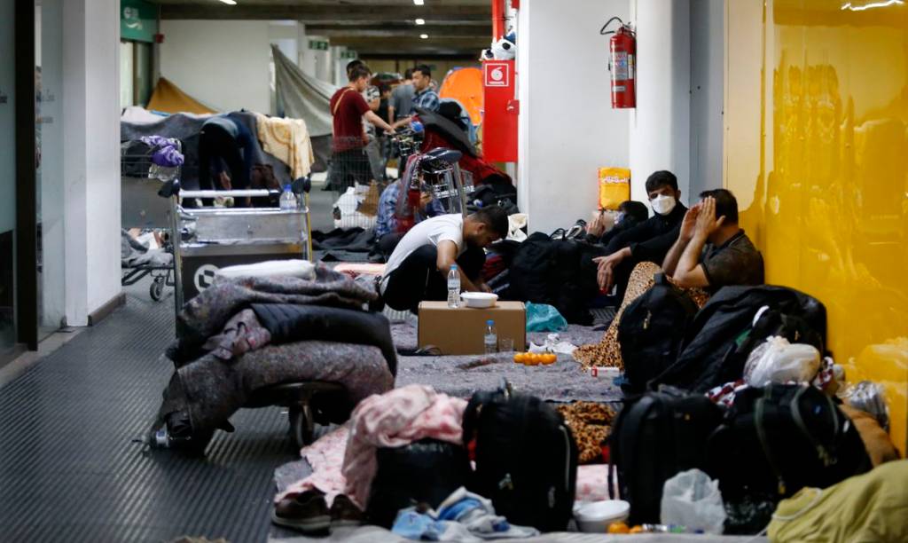 Ministro diz que afegãos acampados em aeroporto vão ficar em hotéis