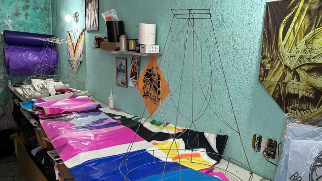 uma bancada com papeis de diversas cores e outros materiais