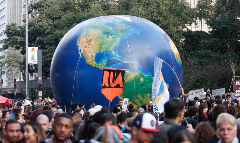 Manifestação sobre meio ambiente toma conta da Av. Paulista