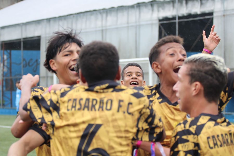 Jogadores comemorando