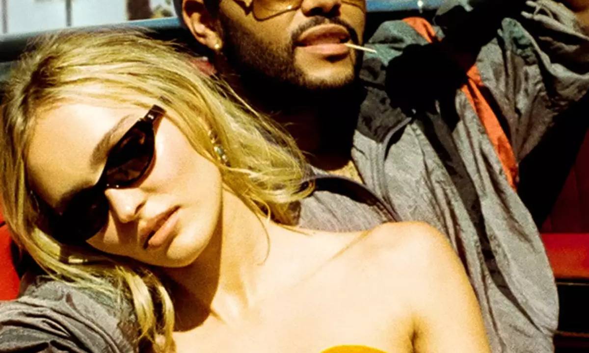 Menina loira e homem de óculos em dia ensolarado