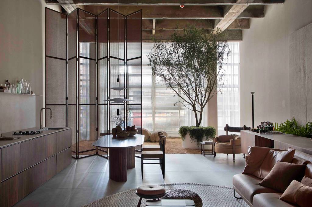 ticiane-lima-loft-interno-casacor-sao-paulo-2023-credito-mca-estudio-3 Loft tem vista para a Av. Paulista, pé-direito duplo e espaços integrados