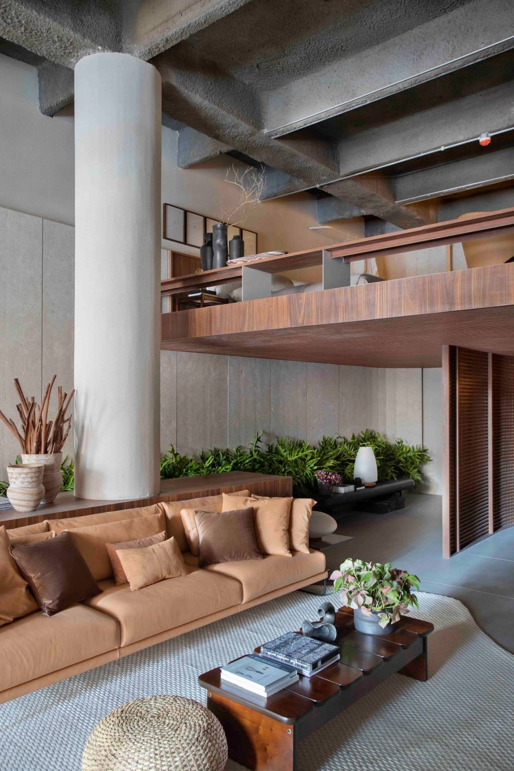 ticiane-lima-loft-interno-casacor-sao-paulo-2023-credito-mca-estudio-4 Loft tem vista para a Av. Paulista, pé-direito duplo e espaços integrados