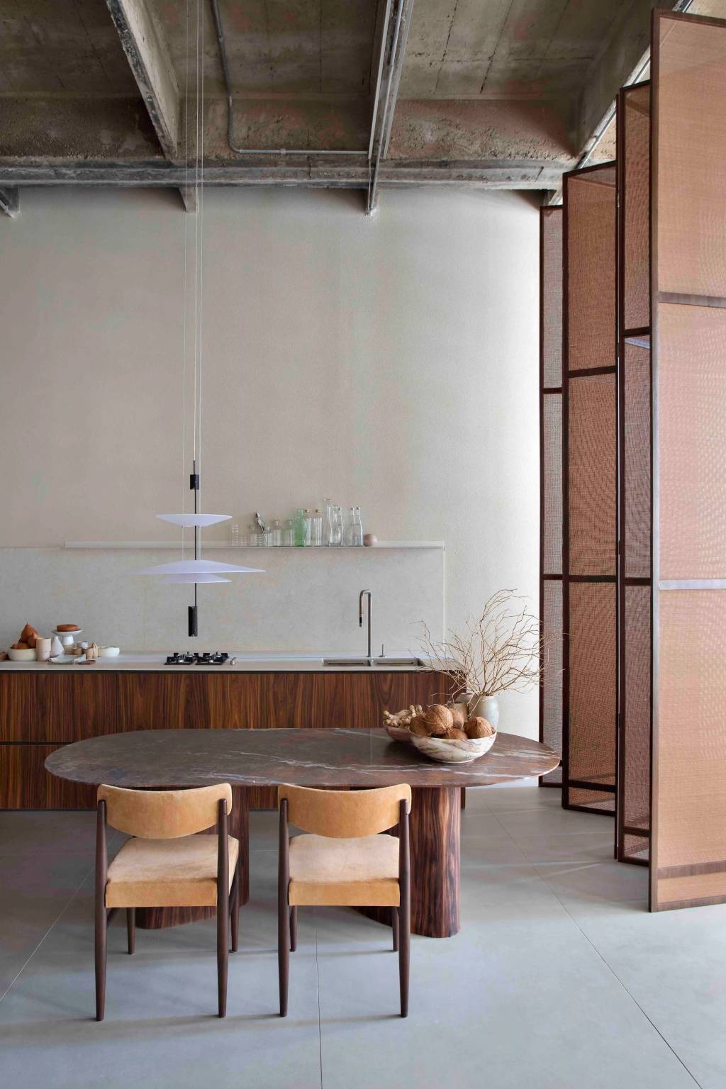 ticiane-lima-loft-interno-casacor-sao-paulo-2023-credito-mca-estudio-5 Loft tem vista para a Av. Paulista, pé-direito duplo e espaços integrados