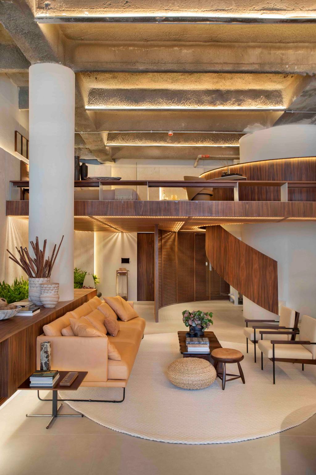 ticiane-lima-loft-interno-casacor-sao-paulo-2023-credito-mca-estudio-7 Loft tem vista para a Av. Paulista, pé-direito duplo e espaços integrados