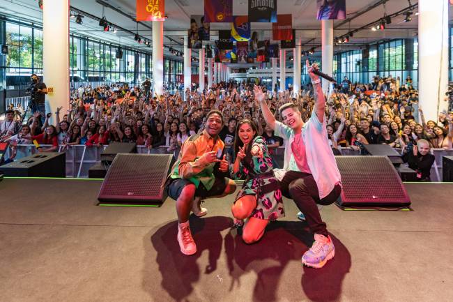 tudum – credito VANS BUMBEERS – Netflix Bruna Mascarenhas, Christian Malheiros e MC Jottapê no Tudum 2020; público ao fundo