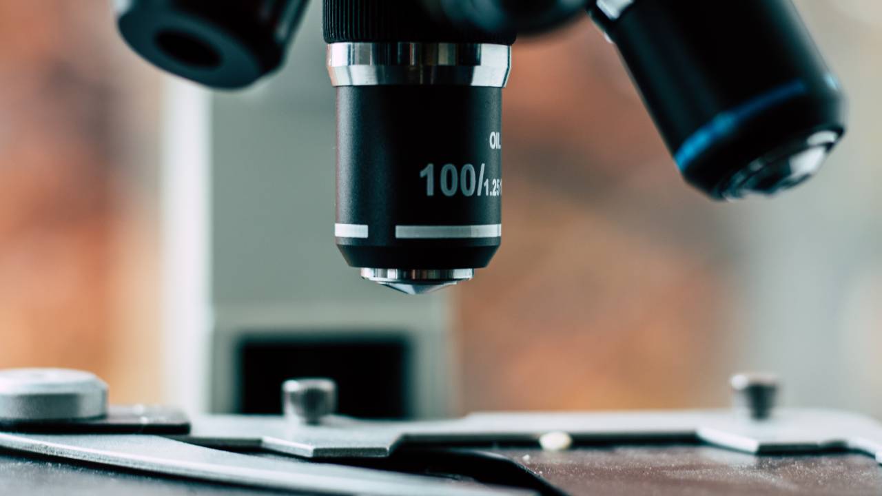 microscópio com várias lentes