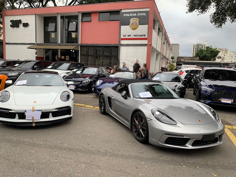 carros de luxo estacionados em frente à delegacia