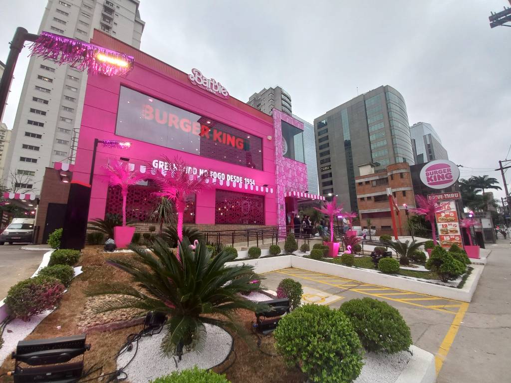 Burger King da Juscelino Kubitschek ganha decoração temática da Barbie