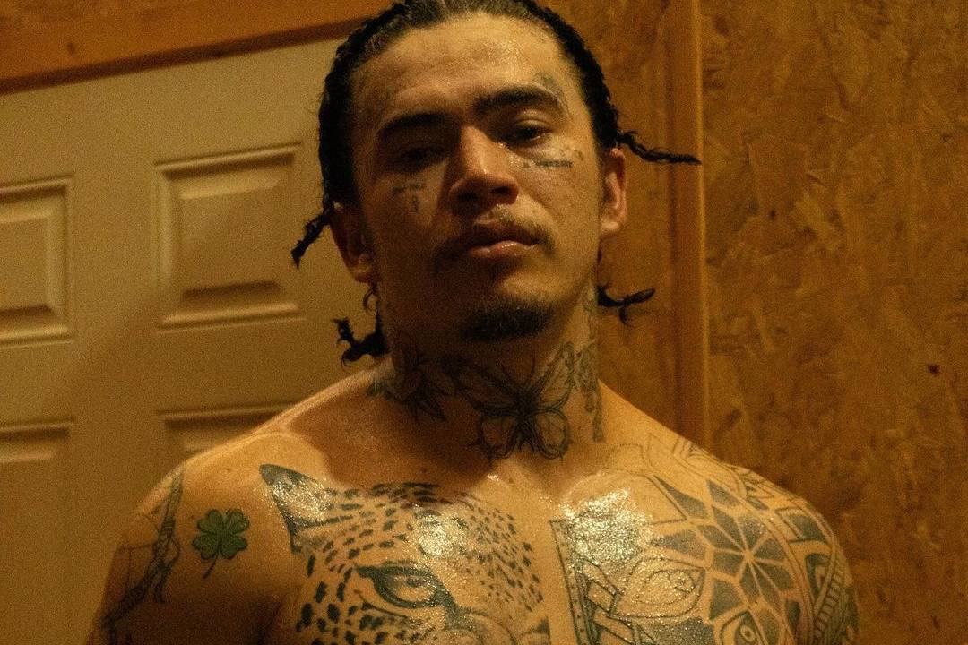 um homem tatuado sem camisa