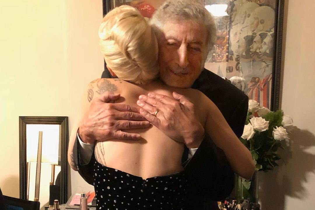 os dois cantores se abraçando