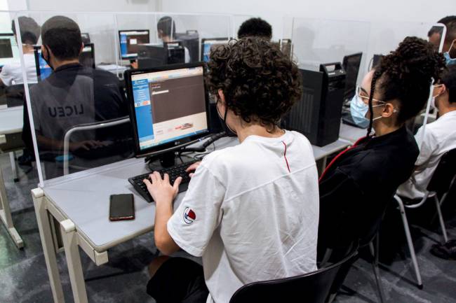 Aula_Programação – Crédito Liceu de Artes e Ofícios Divulgação.jpg LICEU DE ARTES E OFÍCIOS: Além de incorporar o ChatGPT às aulas, um projeto irá usar a inteligência artificial para fazer dois braços robóticos jogarem xadrez no curso de automação industrial