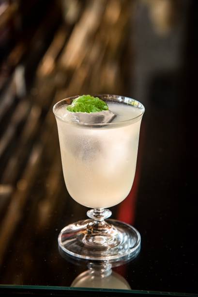 Drinque yuzu: com gim, saquê e licor de yuzu Drinque yuzu: com gim, saquê e licor de yuzu