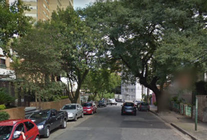 rua arborizada com carros estacionados