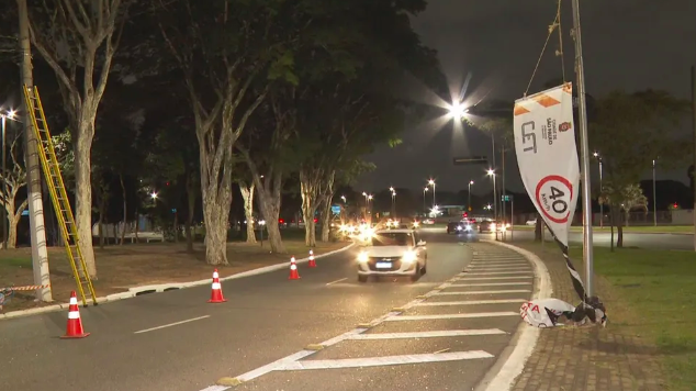 uma avenida com cones de sinalização